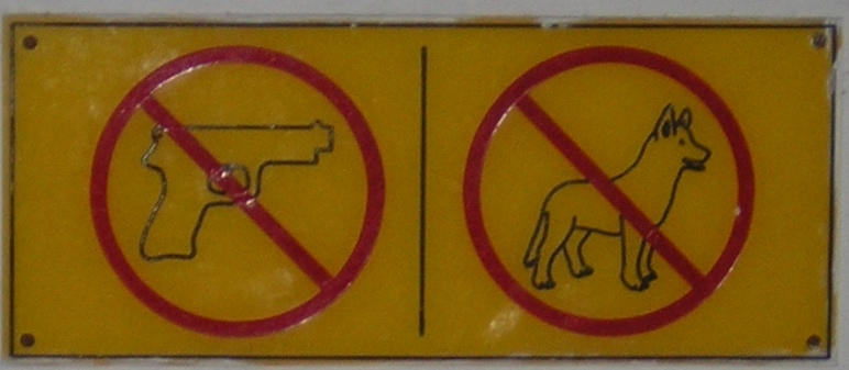 Cartello all'ingresso dell'albergo, durante un soggiorno di Bezzicante in Guatemala